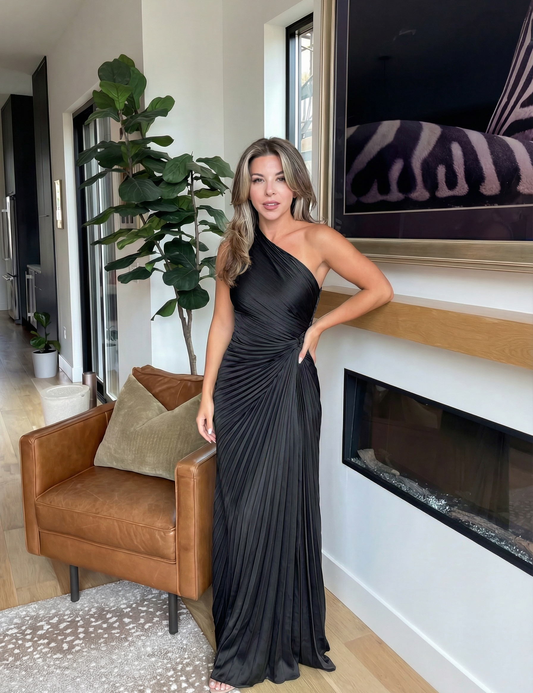 Abito Monospalla con Pieghe in nero - Aurelia di Amora Moda, foto 4