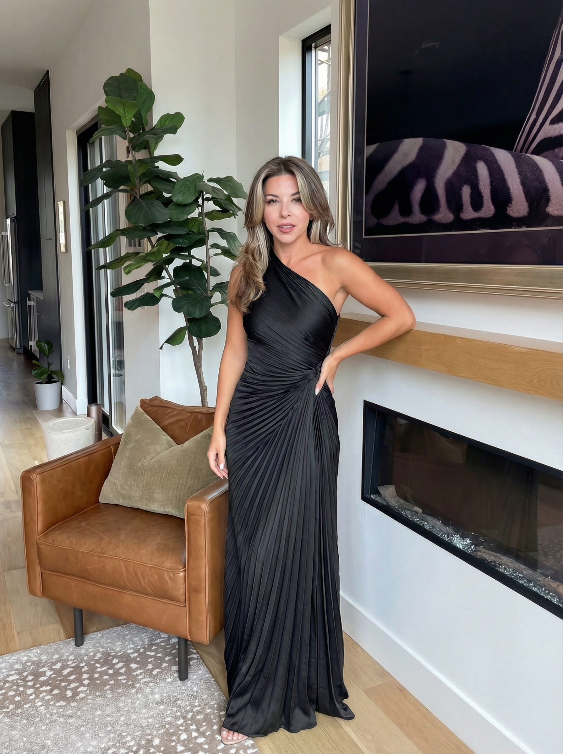 Abito Monospalla con Pieghe in nero - Aurelia di Amora Moda, foto 4