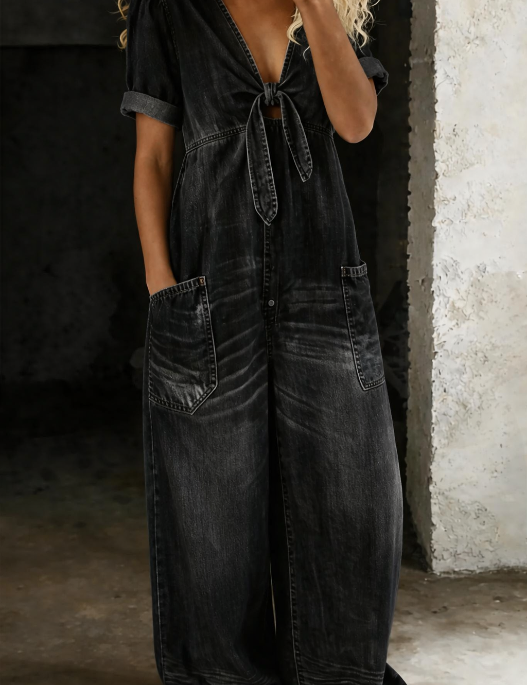 Tuta Corta a Maniche Corte con Scollo a V in nero - Nadia di Amora Moda, foto 5