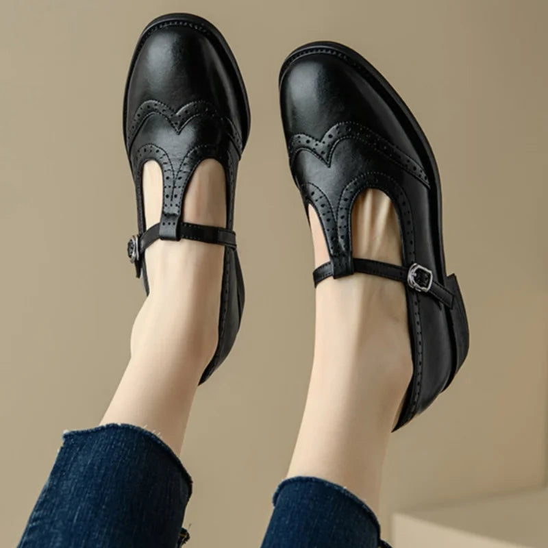 Eleganti Scarpe con Cinturino a T in nero - Lorena di Amora Moda