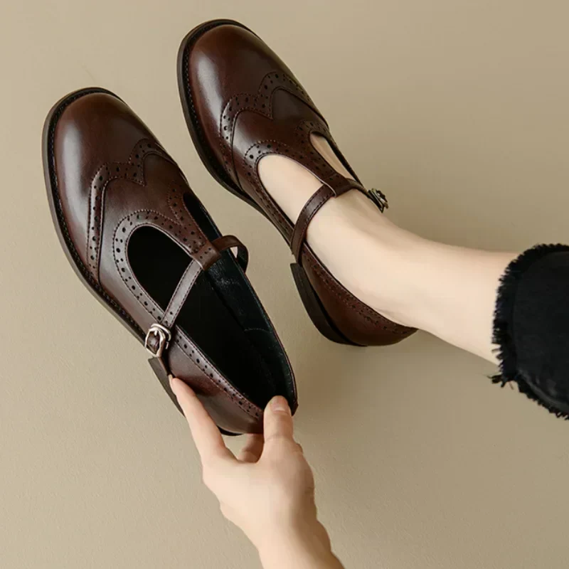 Eleganti Scarpe con Cinturino a T in marrone - Lorena di Amora Moda, foto 2